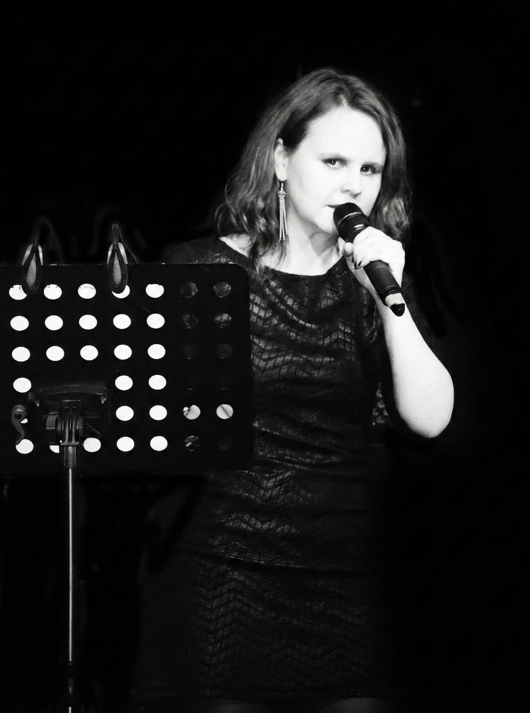 Ditte sang på scene med microfon